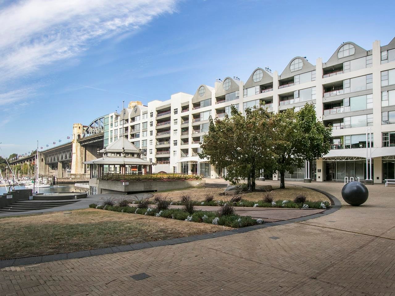 305-1006 Beach Ave
