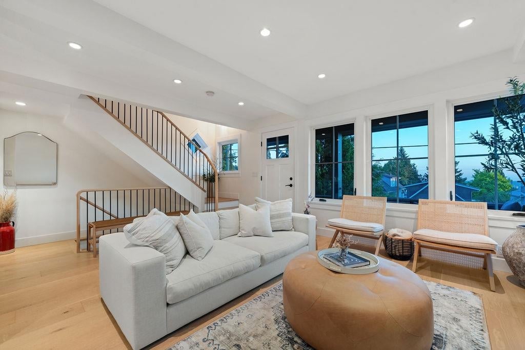 230 E 28 St