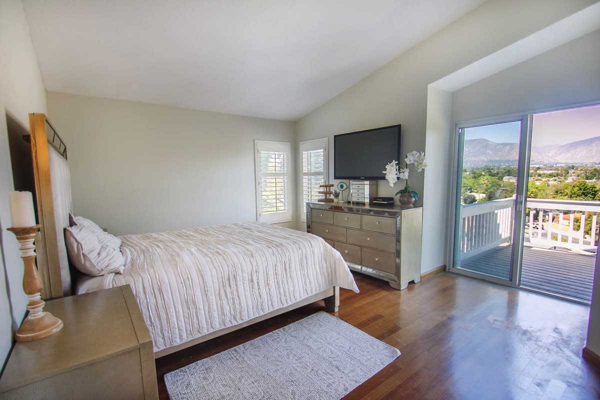 11930 Edgecliff Ave Sylmar, CA