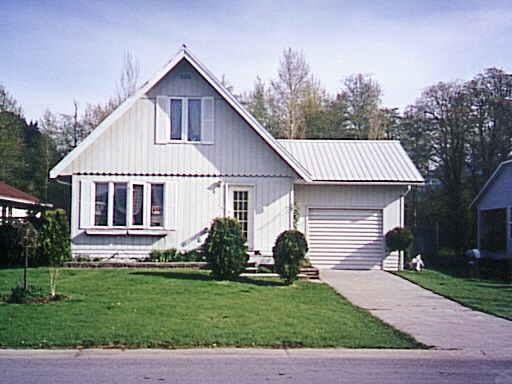 1052 Edgewater Cres