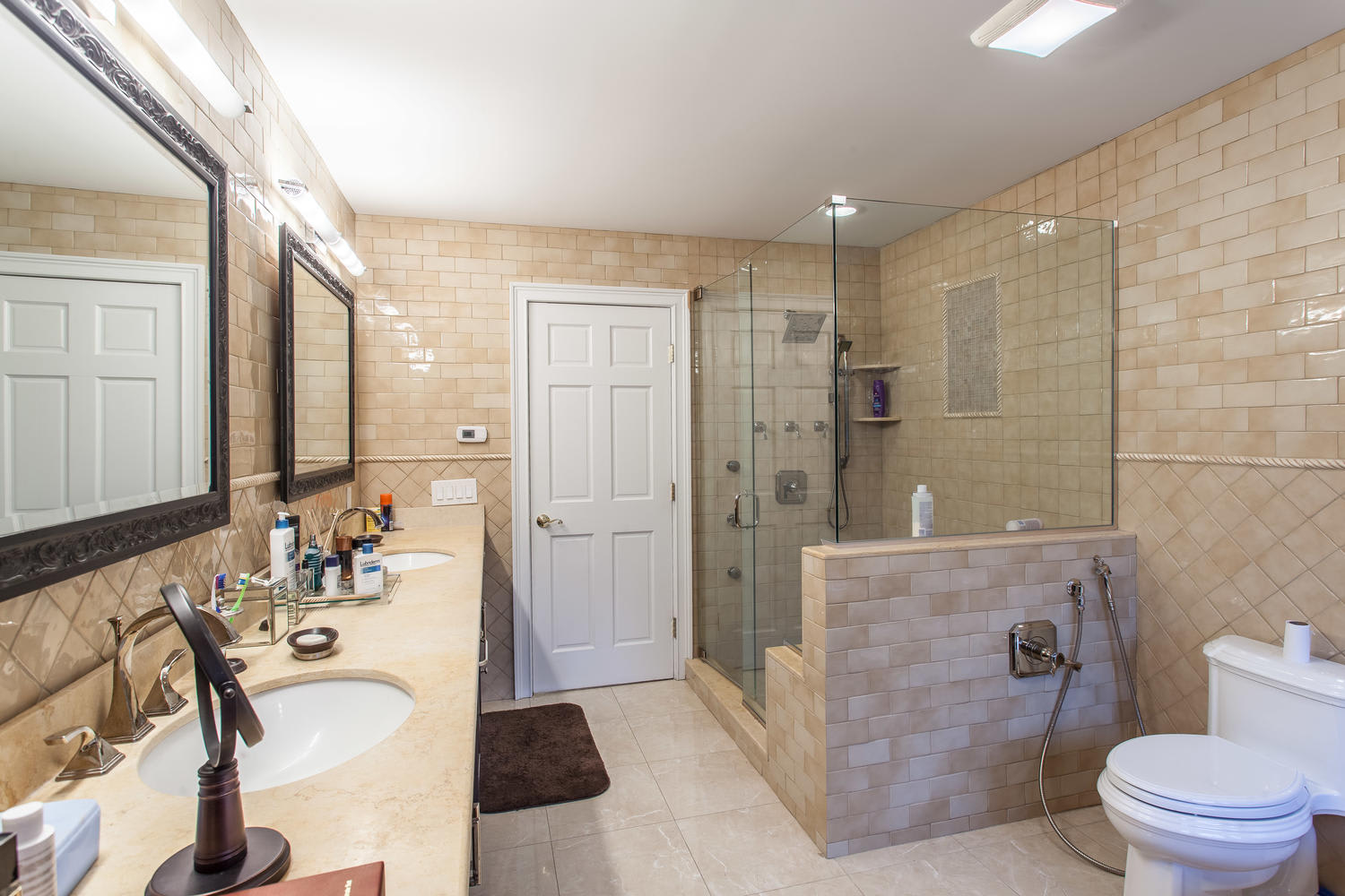 195 Cold Spring Rd, Syosset