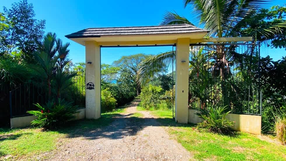 Casa Linda Vista with Ocean View Above Dominical Beach