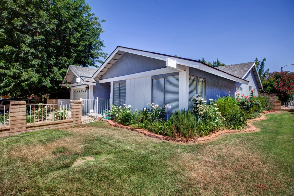 23798 Via Helina Valencia, CA