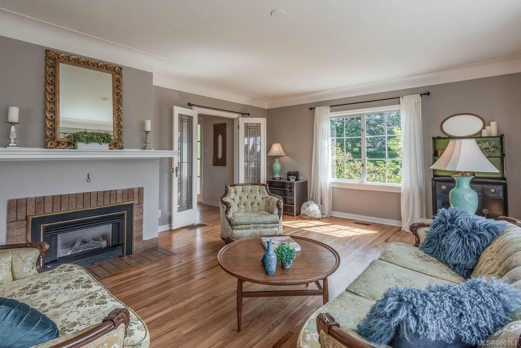 3084 Cadboro Bay Rd