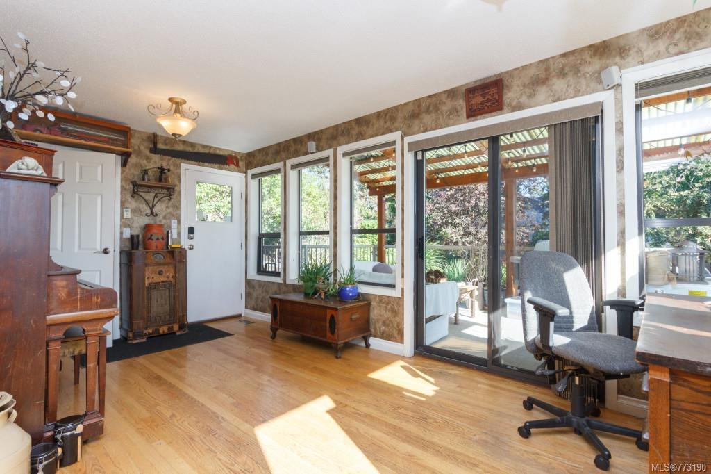 1222 Crown Cres