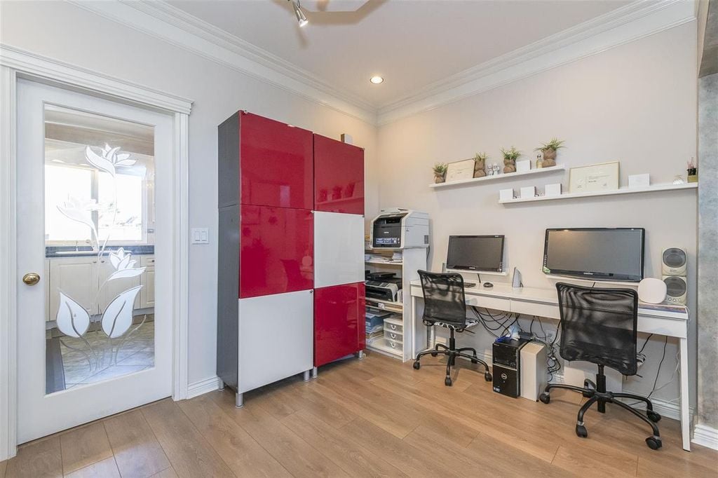 9260 Pauleshin Cres