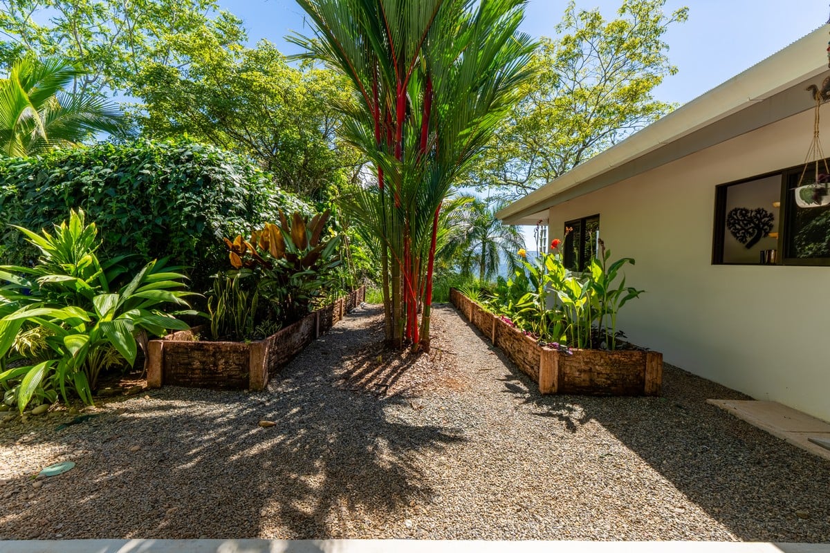  3 Bedroom Stunning Luxury Home Featuring Sweeping Valley & Ocean Views, 5.67 ACRES 