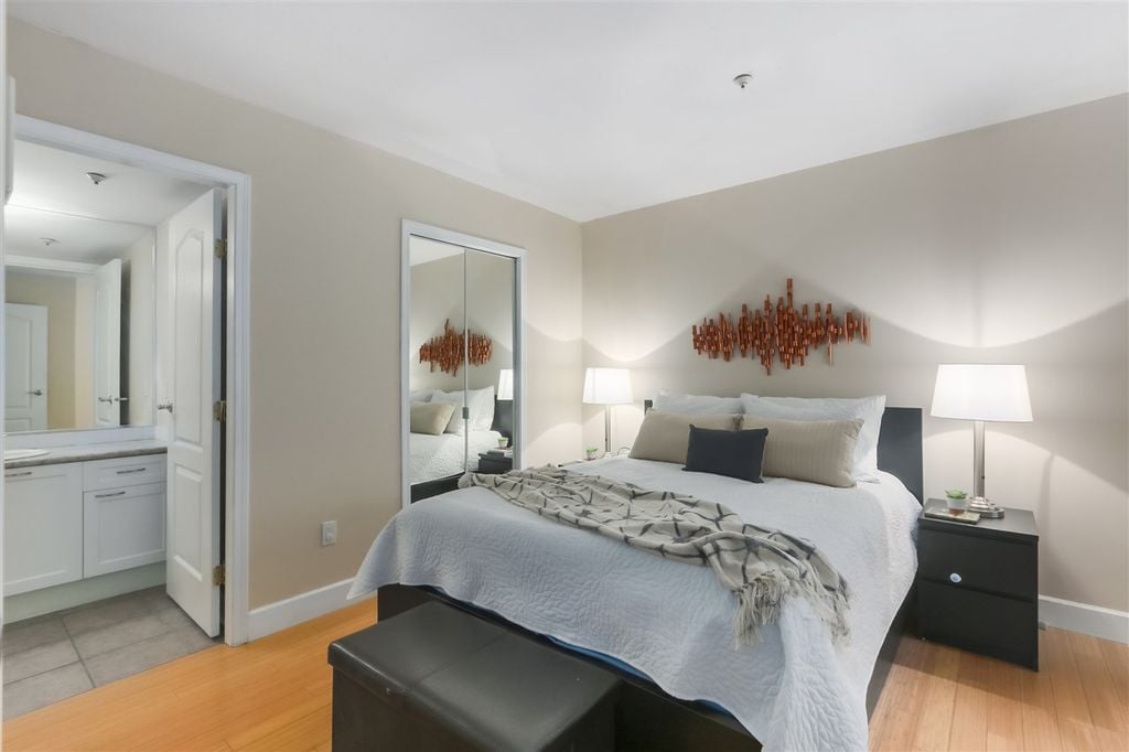 657 W 7th Ave, #103