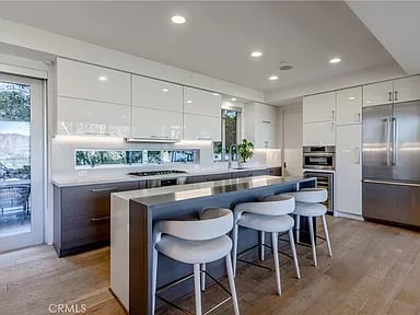 7350 Pacific View Dr