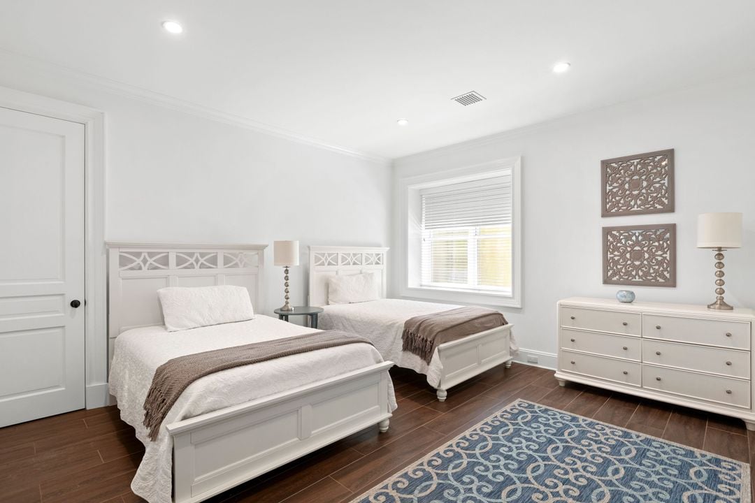 672 Halsey Ln