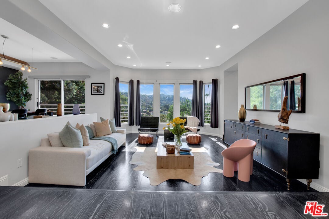 Solaris Manor, N Knoll Dr, 90068