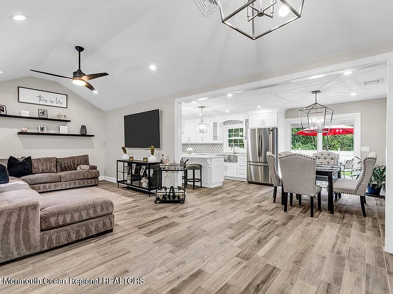 209 Oak Ln