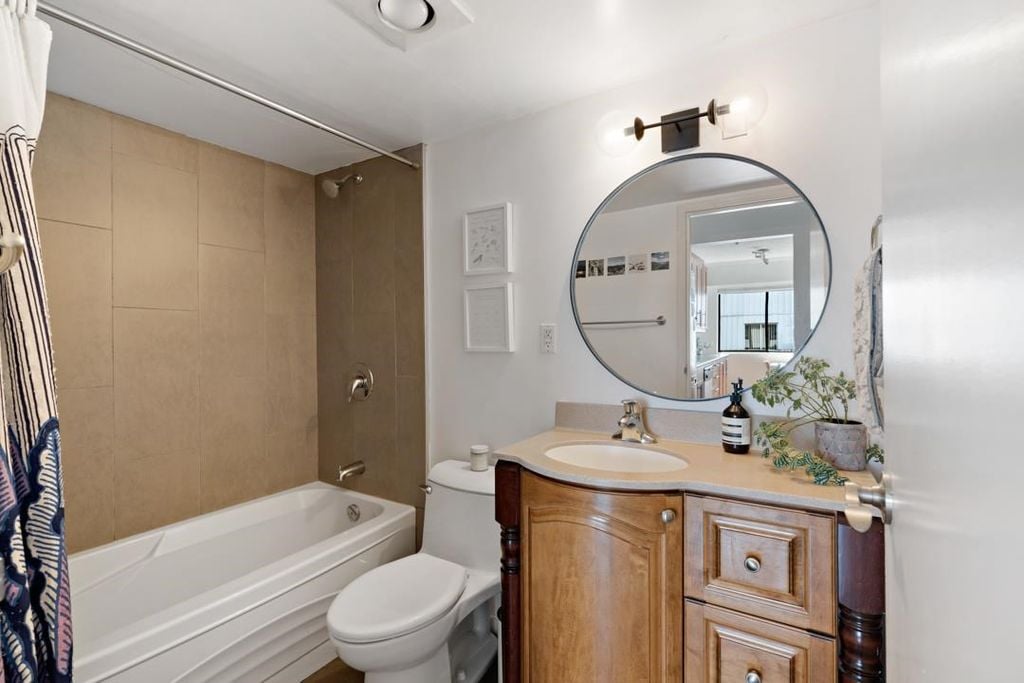 270 W 1st St, #202