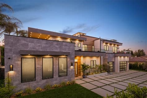 7 Powerful Reasons Why High End Buyers Are Continually Attracted to Encino cover