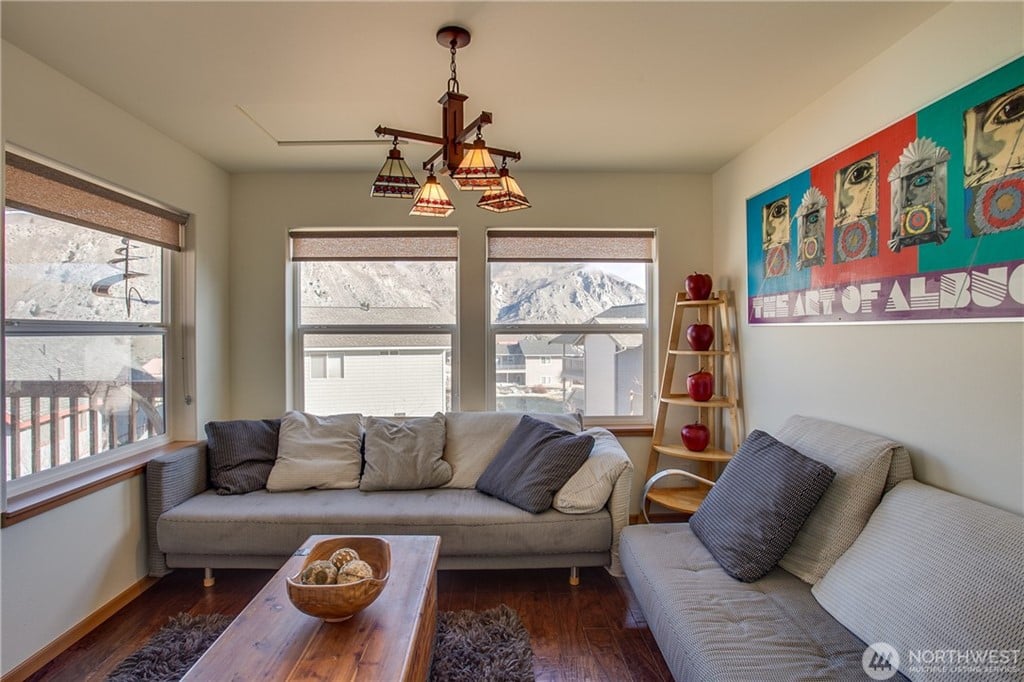 275 W Emerson Dr