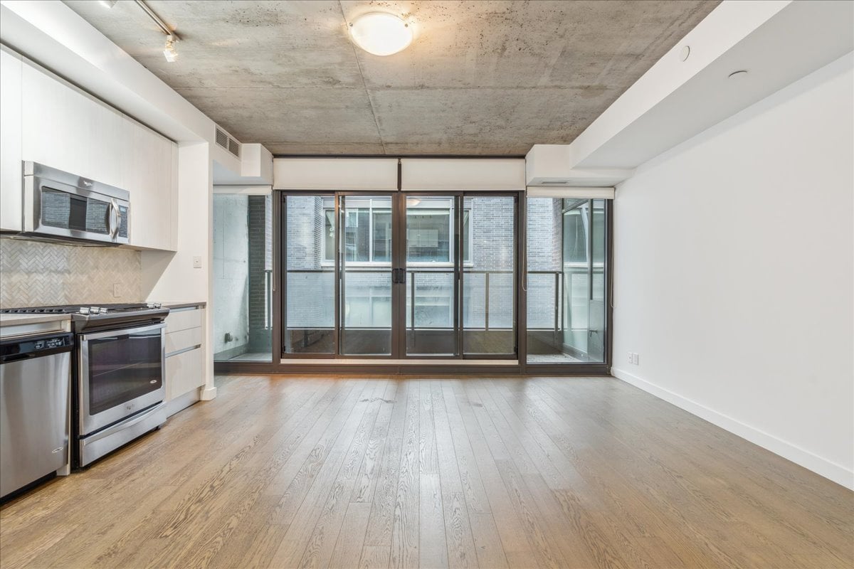 111 Bathurst St 423