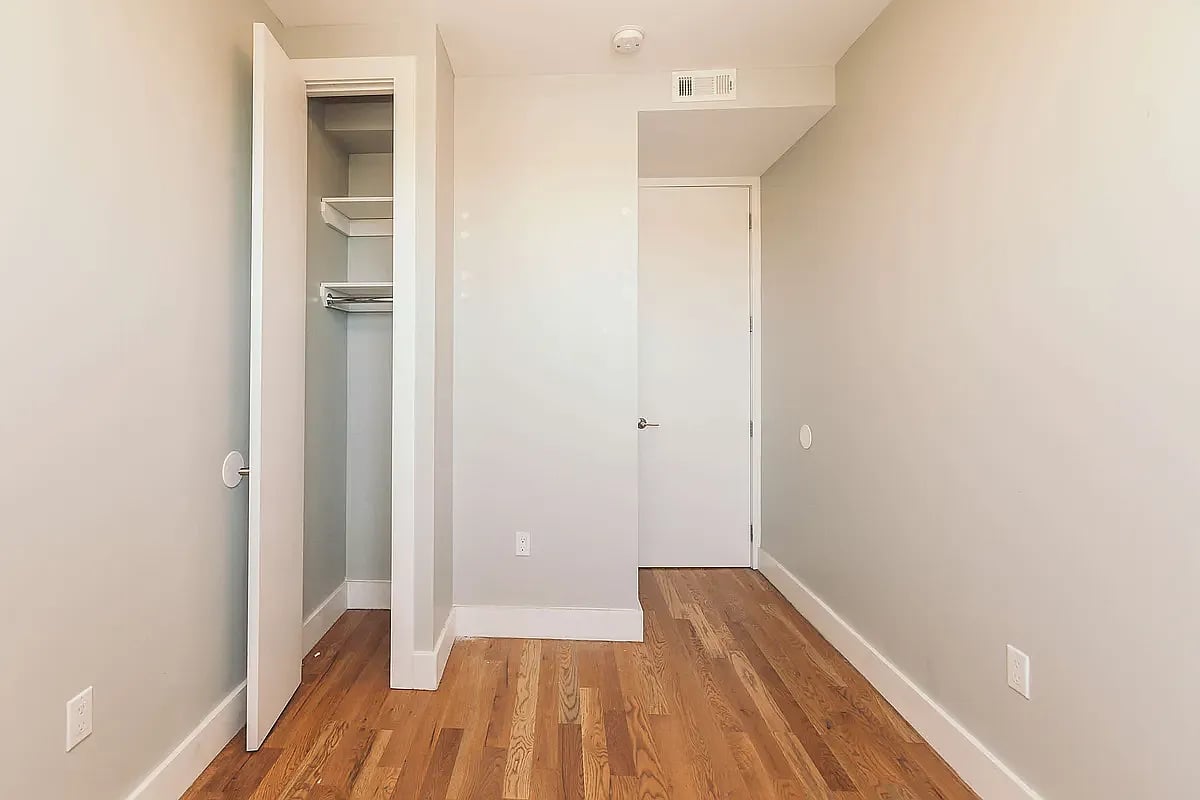 907 Broadway 3R