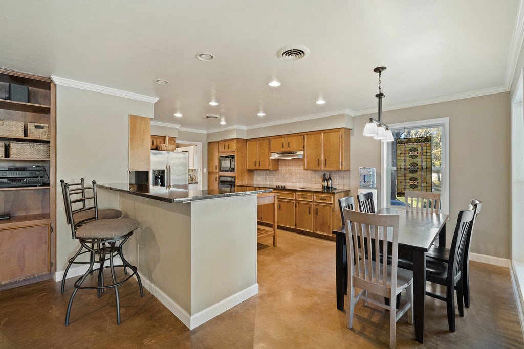 Stunning Waterfront Retreat in the Heart of Kingsland