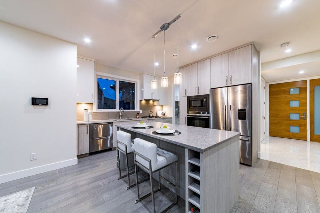 339 W 26th St