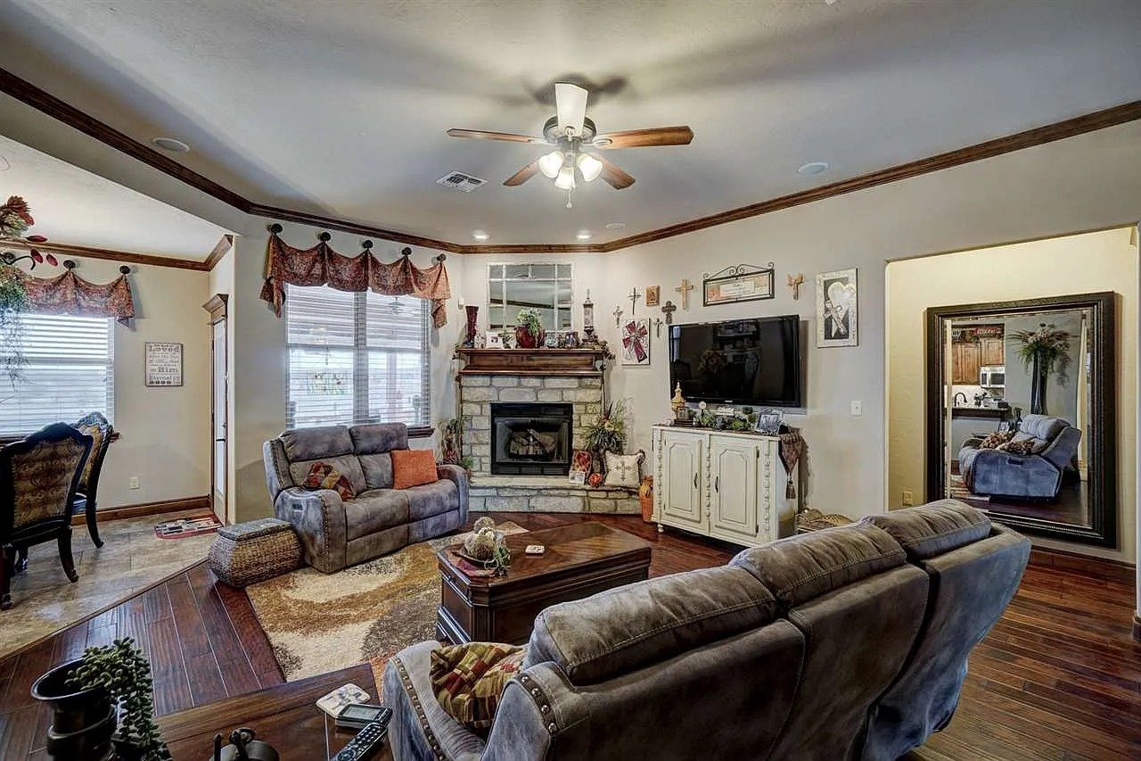 4402 NE Mossy Oak Dr