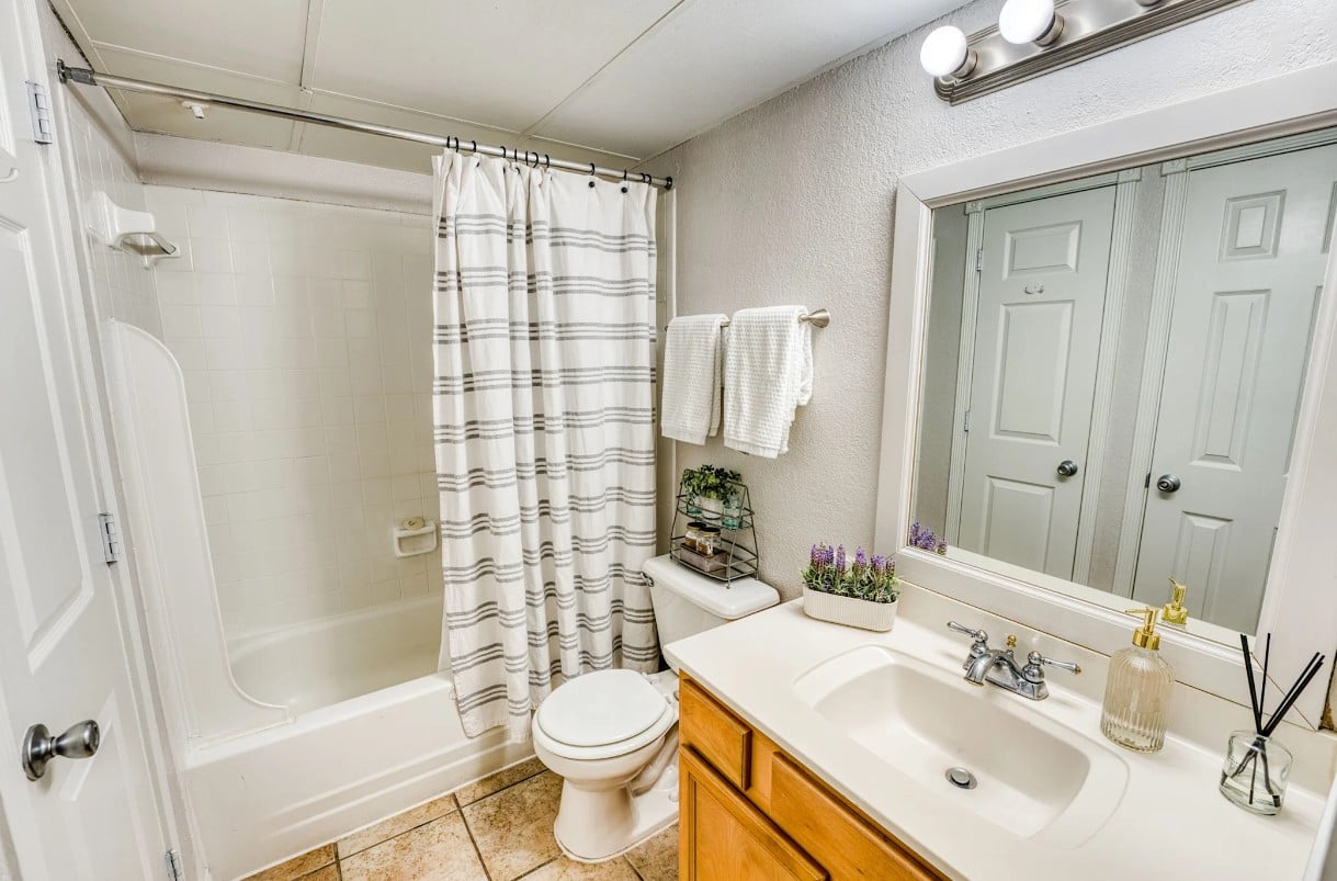 Beautiful north Central 1/1; be close to everything!