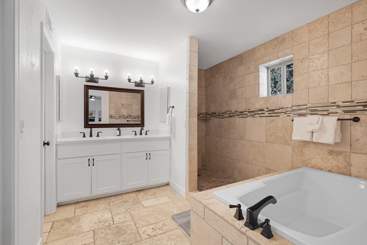 Huge Golf Course Home-Free Heated Pool/Theatre/Gym