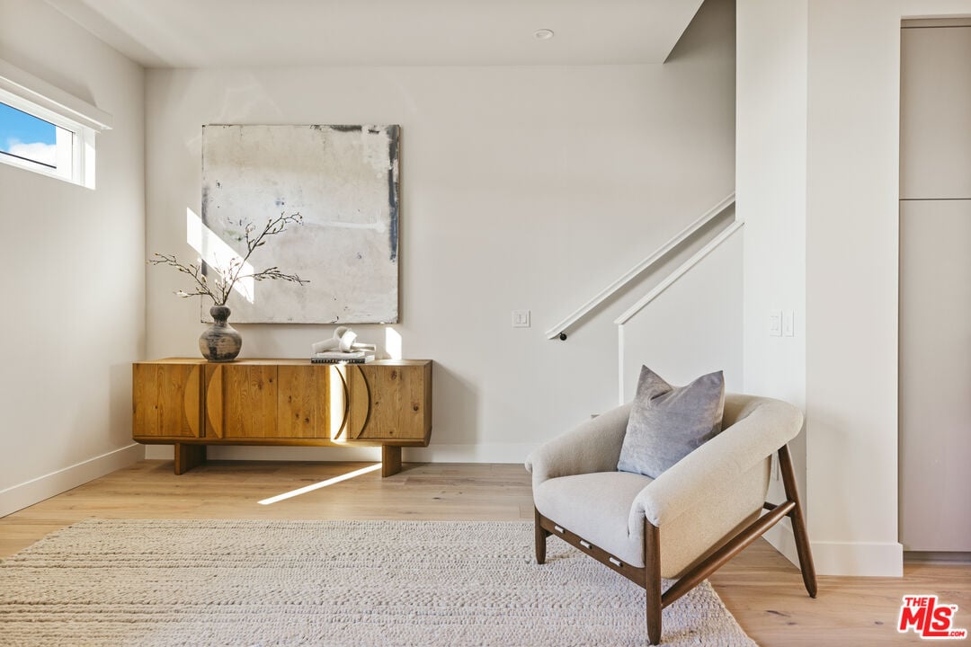 3218 S Barrington Ave