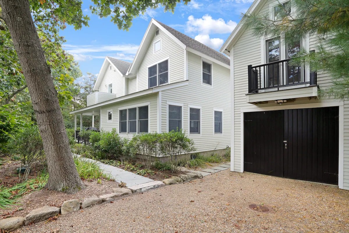 Renovated Oak Bluffs Retreat With Lagoon Access