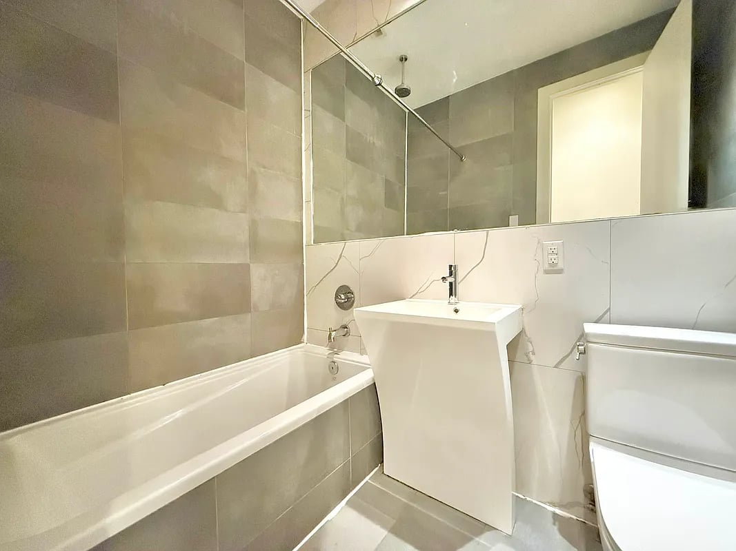 184 Suydam St 2L