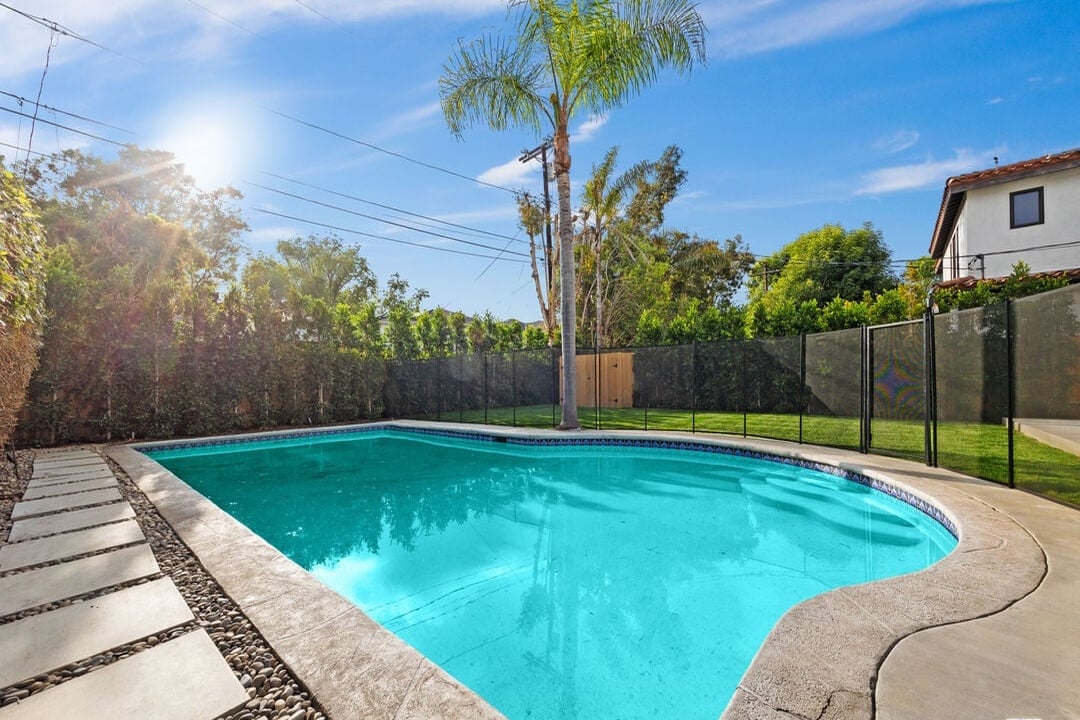 Castle Heights Pl, 90034