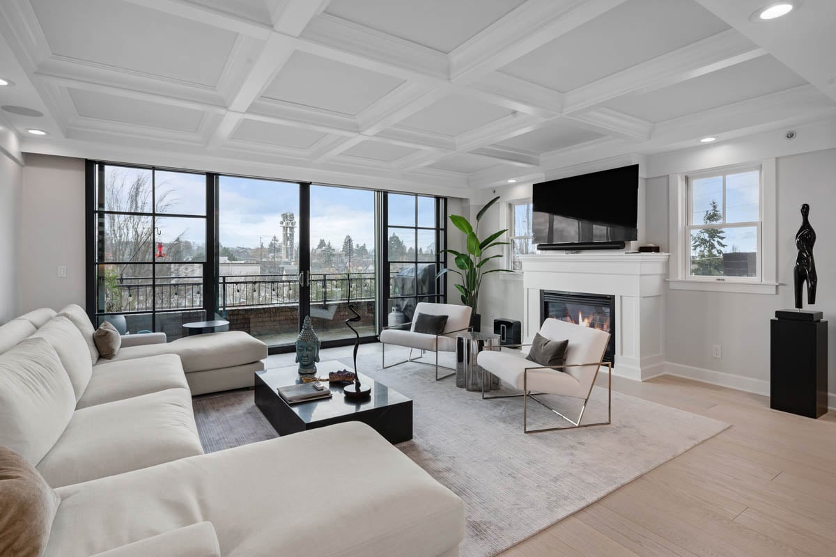 Elegant, renovated living room by STS Construction Services in West Seattle