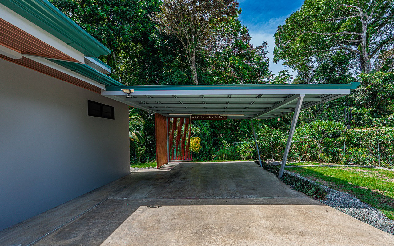Home Near Downtown Uvita with Private Forest and Creek