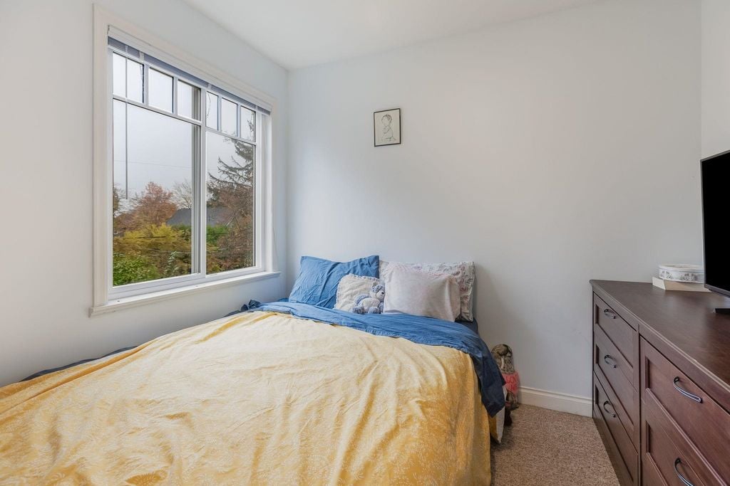4135 John St