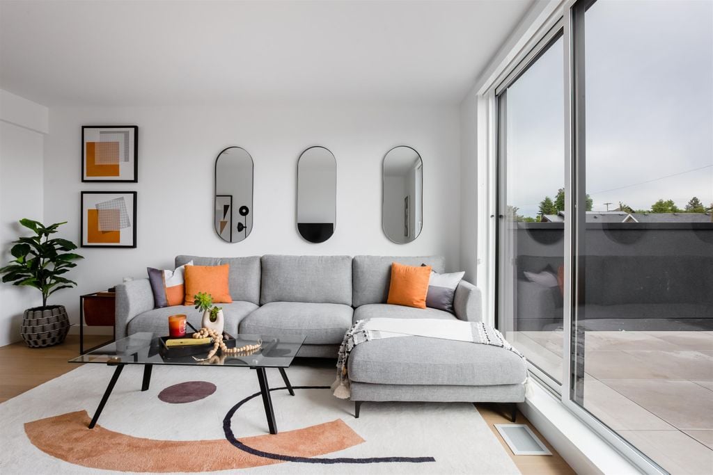 90 W King Edward Ave, #215