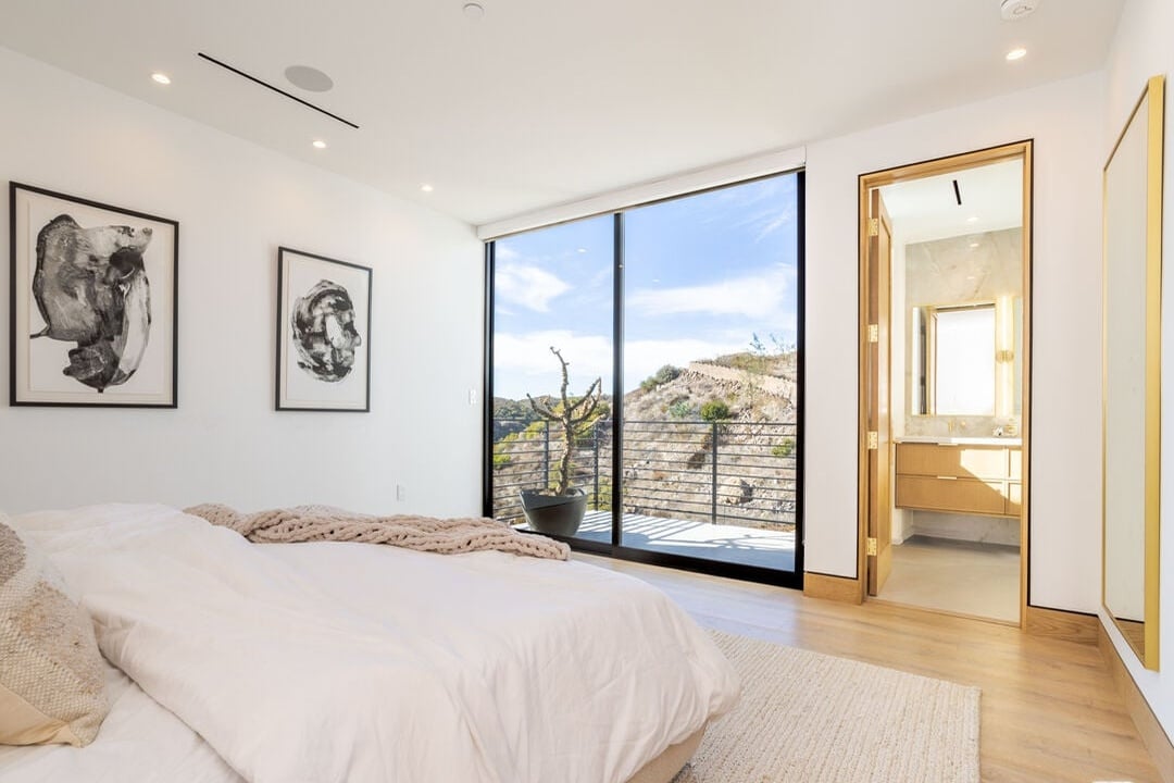 Mulholland Hwy, 90265