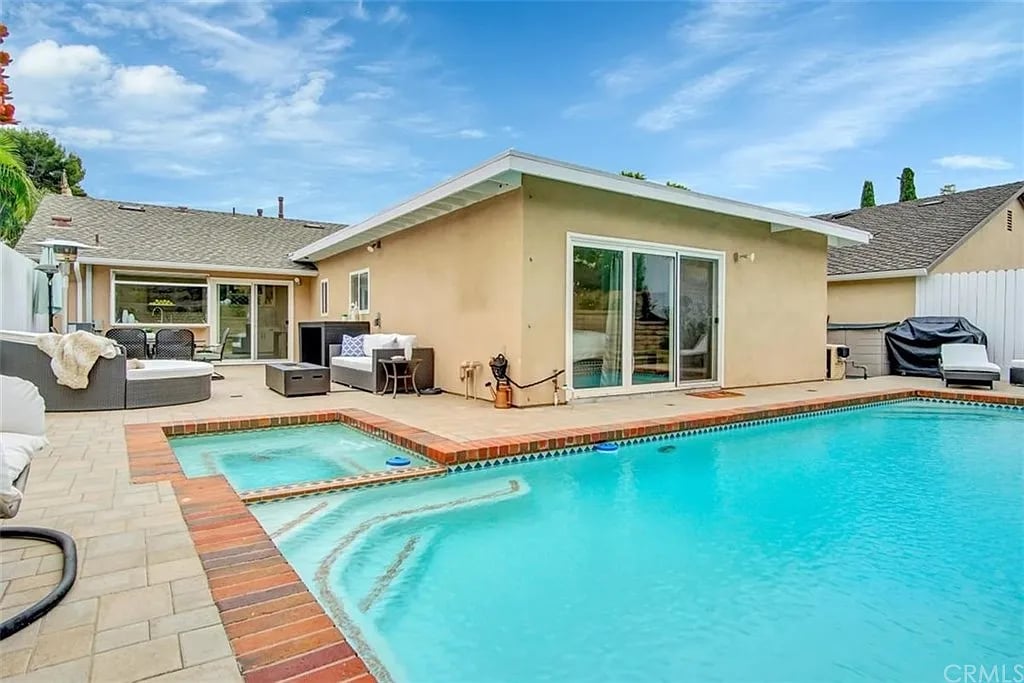 22791 Alturas Dr
