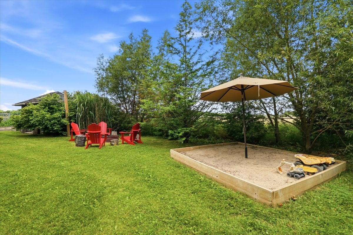 Country setting 10 minutes from the city!