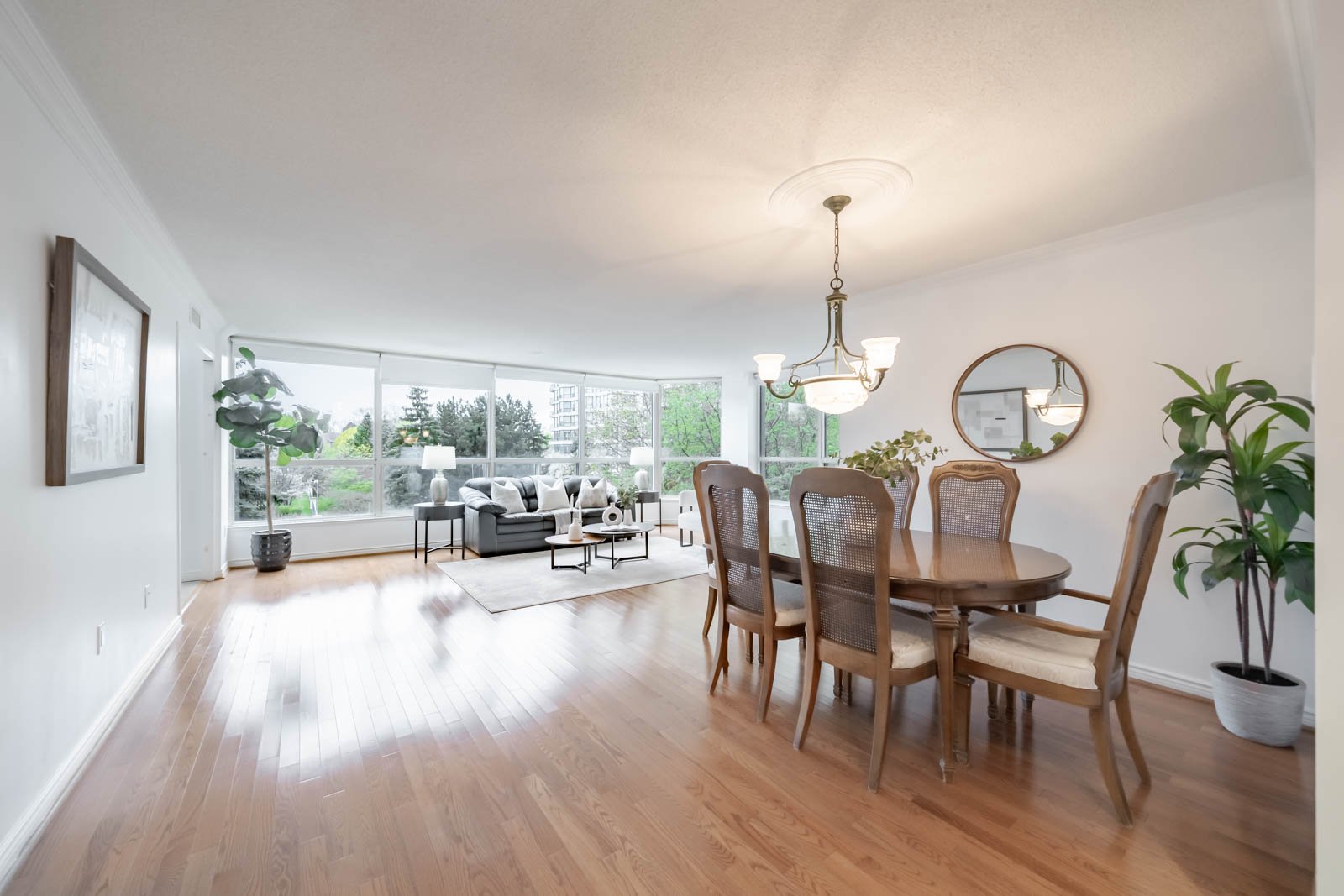 301-7300 Yonge Street 