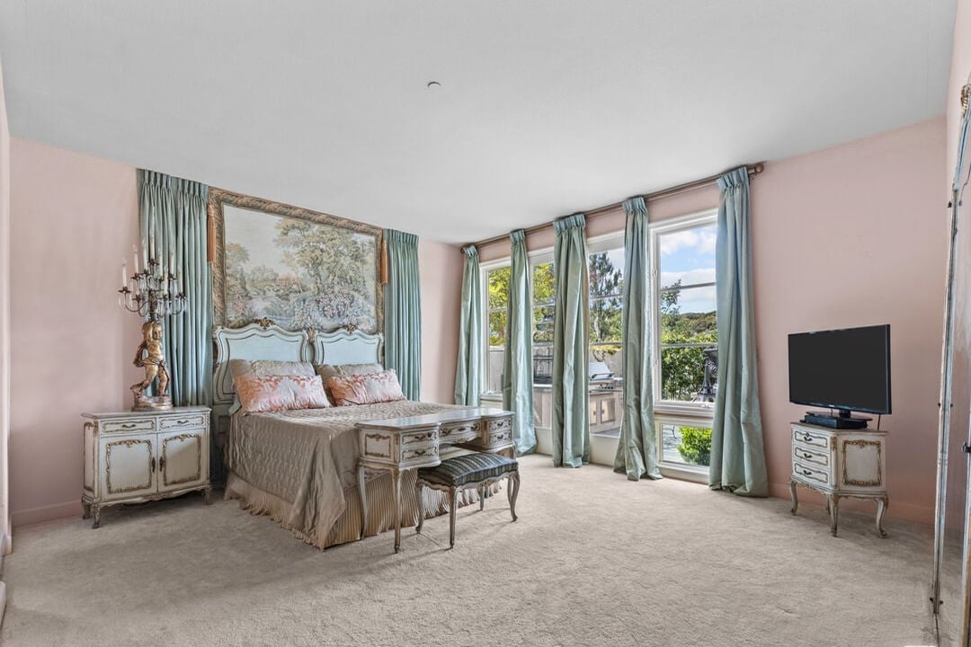 Buckingham Ln, 90077