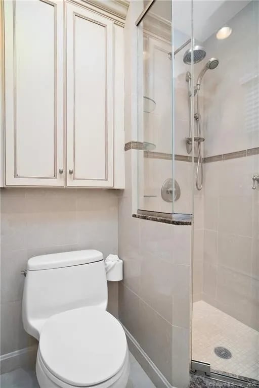 28 Surrey Dr, Norwalk