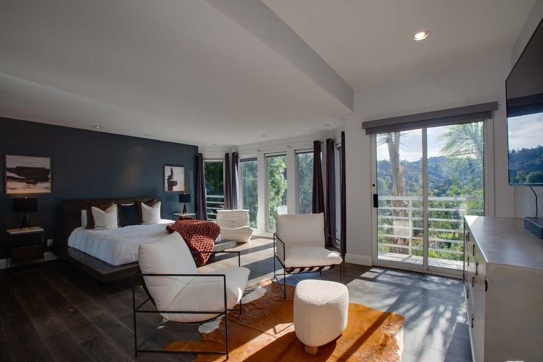 Solaris Manor, N Knoll Dr, 90068