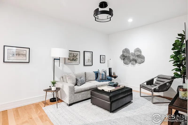 1077 Canyon Blvd #204