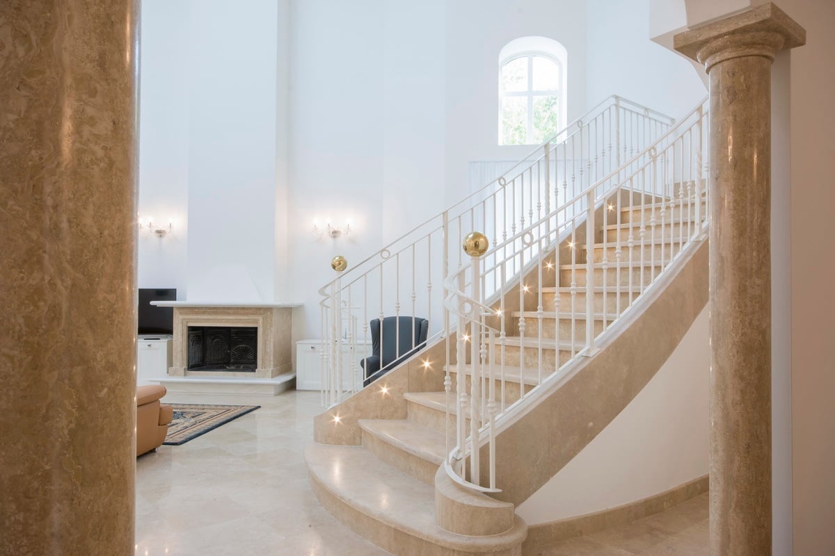 New Luxury Villa with Large Pool and Gardens in Forte dei Marmi