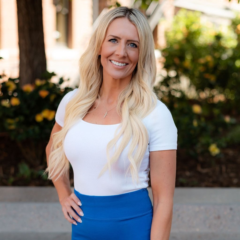 Angie Chavez Englewood, CO Real Estate Agent Headshot