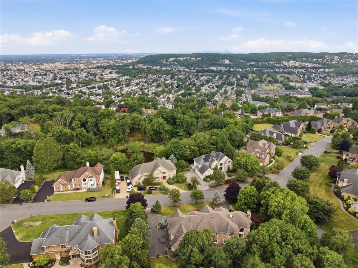4 Centennial Ct, Totowa, NJ