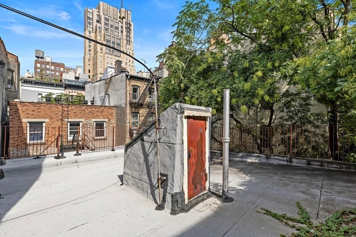 222 W 16th St - Building