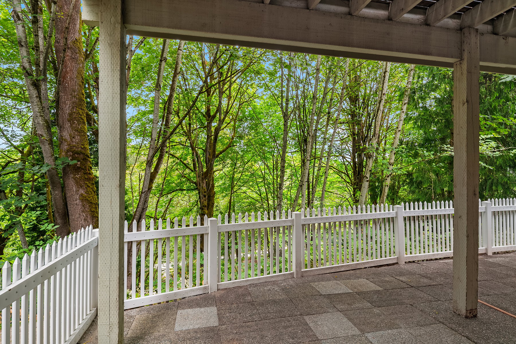 Quiet Elegance in Kirkland: Ideal Location & Natural Beauty