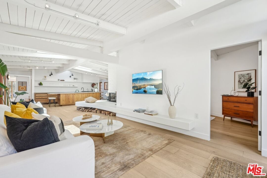 Sunset Crest Dr, 90046