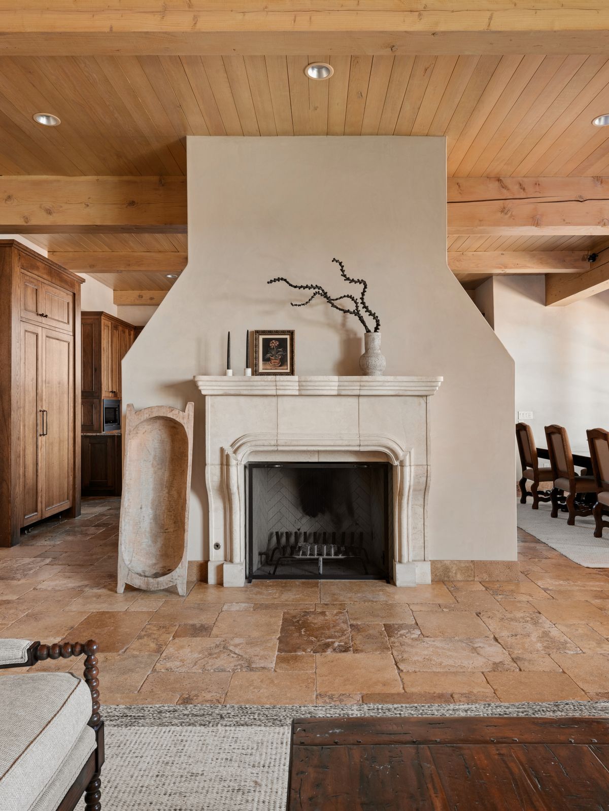Lakeshore Horizon: Waterfront Villa with Lake & City Views