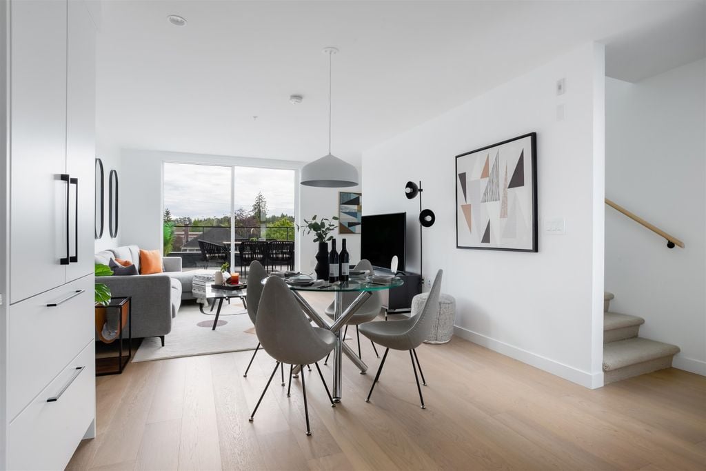 90 W King Edward Ave, #215